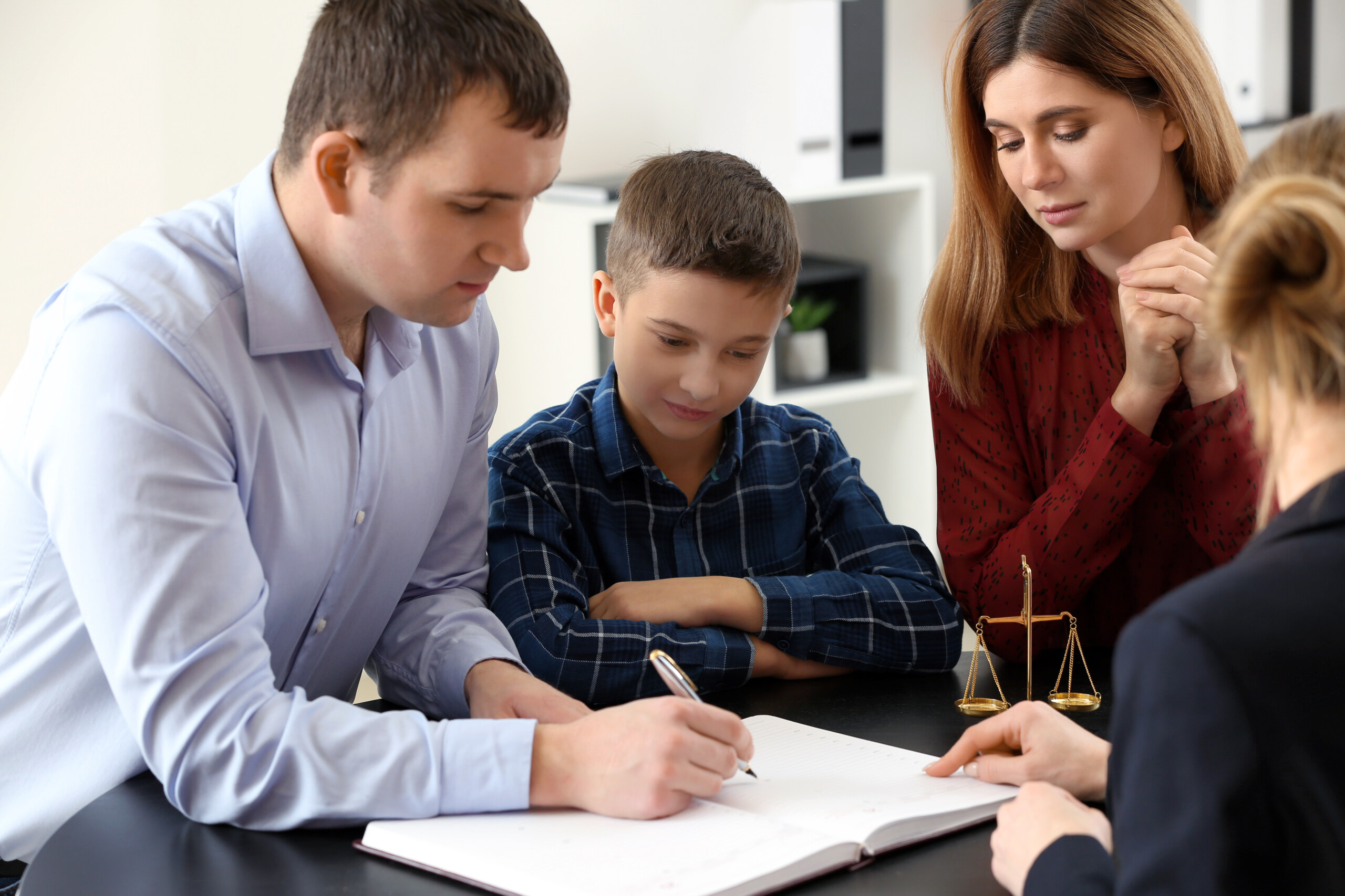 Familienrecht – Beratung einer Familie beim Anwalt Familie mit Kind in der Beratung beim Anwalt für Familienrecht – Kanzlei Schulte Holthausen