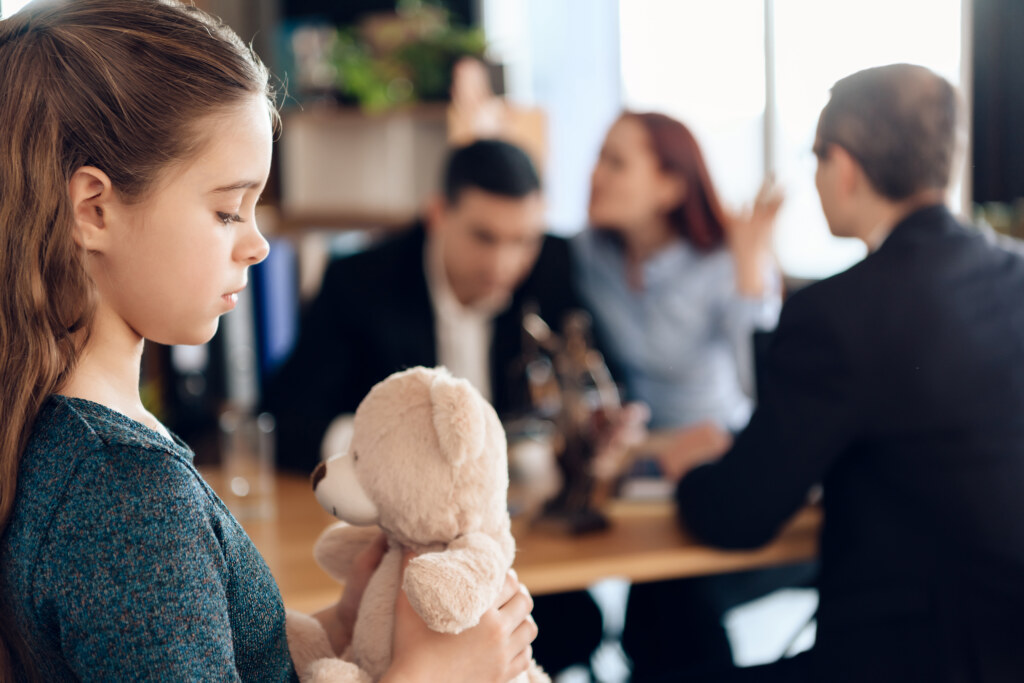 Nachehelicher Unterhalt – Eltern mit Kind in der Beratung beim Anwalt für Familienrecht