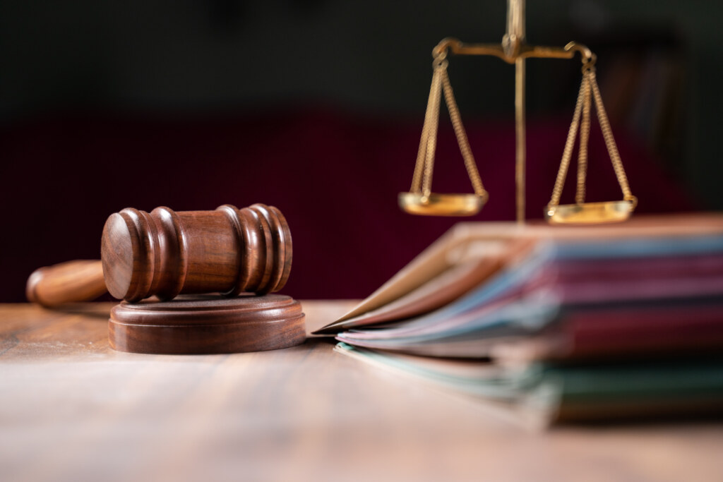 Untätigkeitsklage bei der Einbürgerung – Richterhammer und verstaubte Akten auf dem Tisch