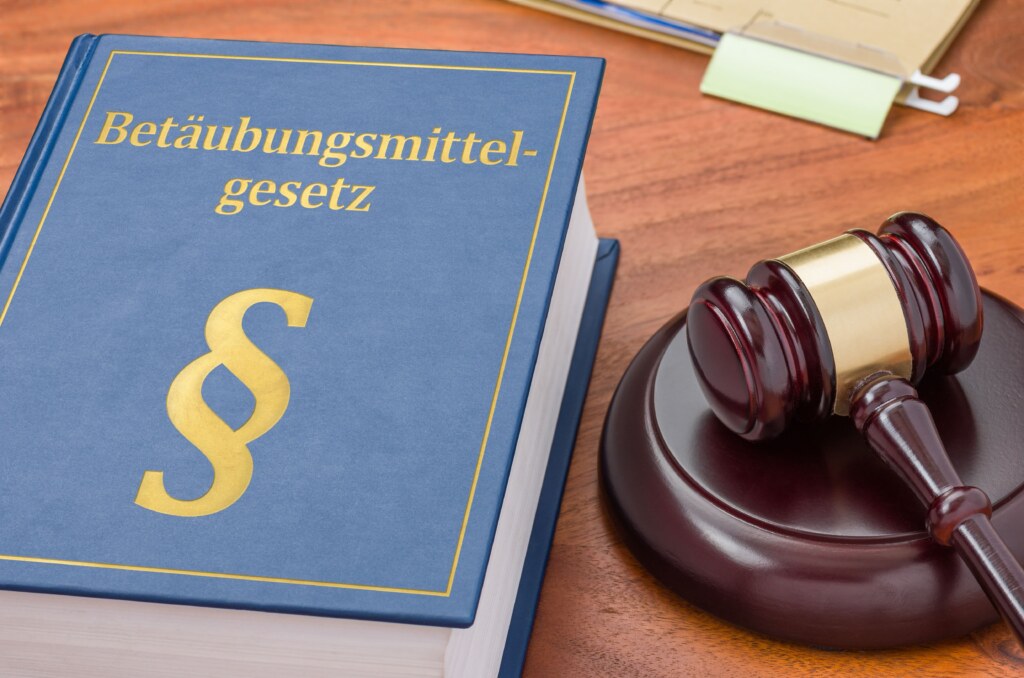 titelbild-betäubungmittelgesetz- ein Gesetzbuch und ein Richterhammer